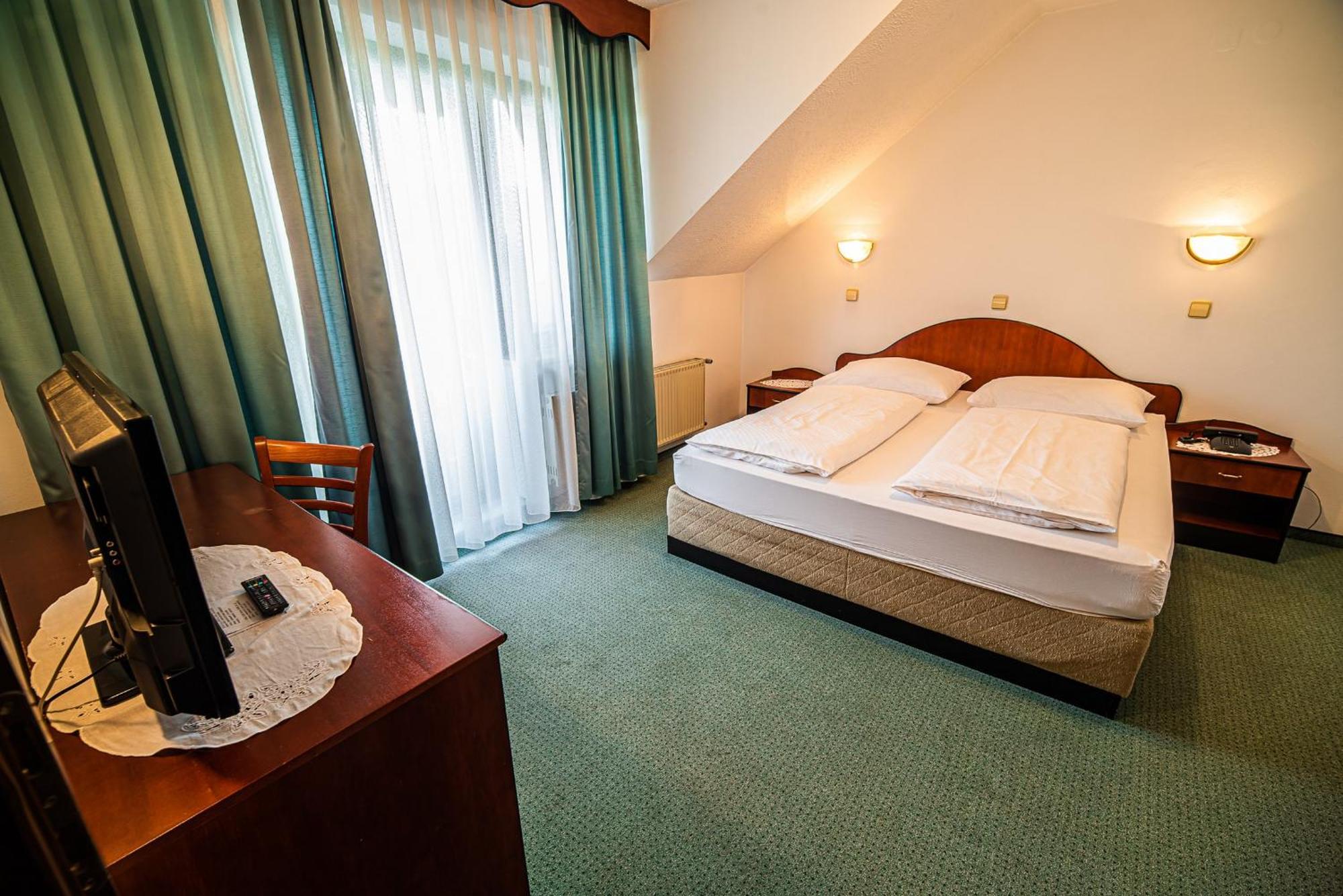 Leski Dvor 3*
